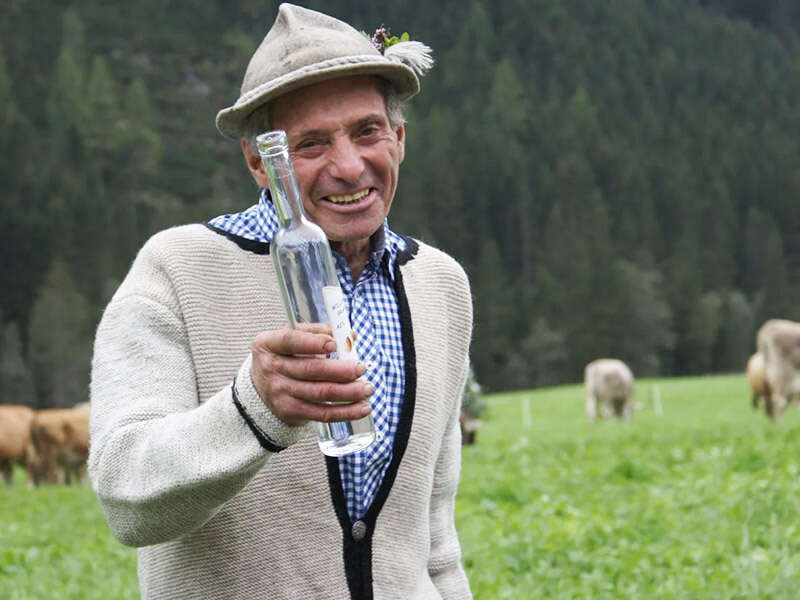 Schnaps trinken beim Almabtrieb