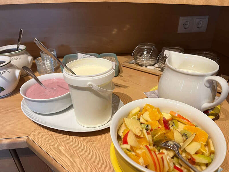 Joghurt und Früchte beim Frühstück im Jenneweinhof