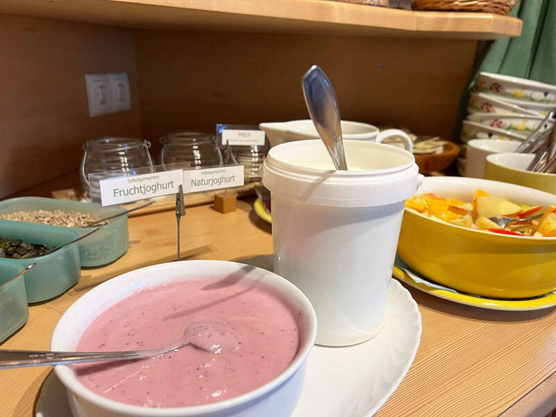 Joghurt und Früchte zum Frühstück