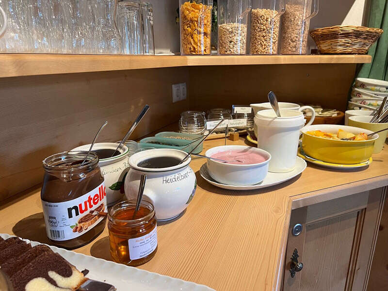 Kuchen, Marmelade, Honig, Joghurt und Müsli beim Frühstücksbuffet