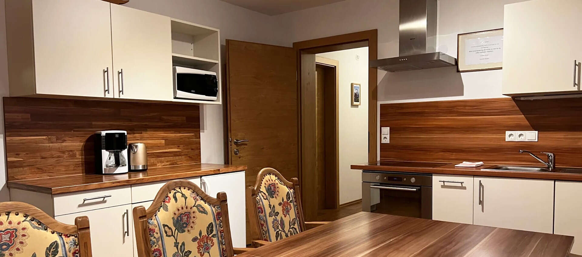 Gästeküche mit Esstisch im Jenneweinhof