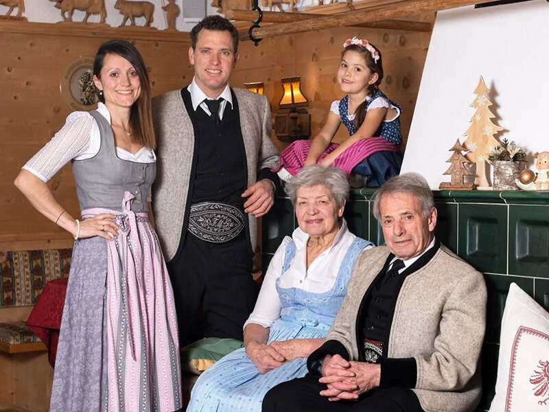 images/tirol/home/familie-mader-3-generationen-gastgeber-jenneweinhof.jpg