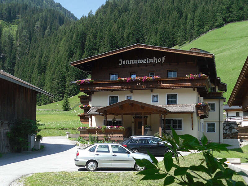 Hausansicht Jenneweinhof mit den Parkplätzen davor