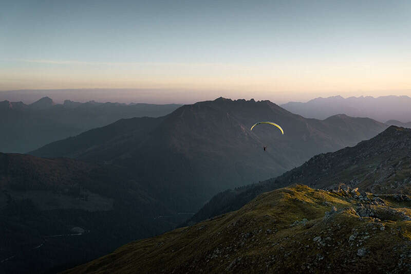 Paragleiten im Sommer im Zillertal über den Bergen