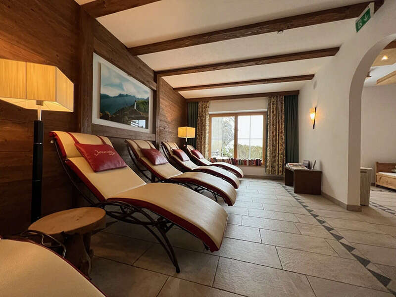 Relaxation area in the Jenneweinhof with loungers