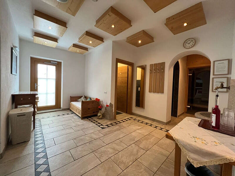 Entrance area of ​​the wellness area with seating