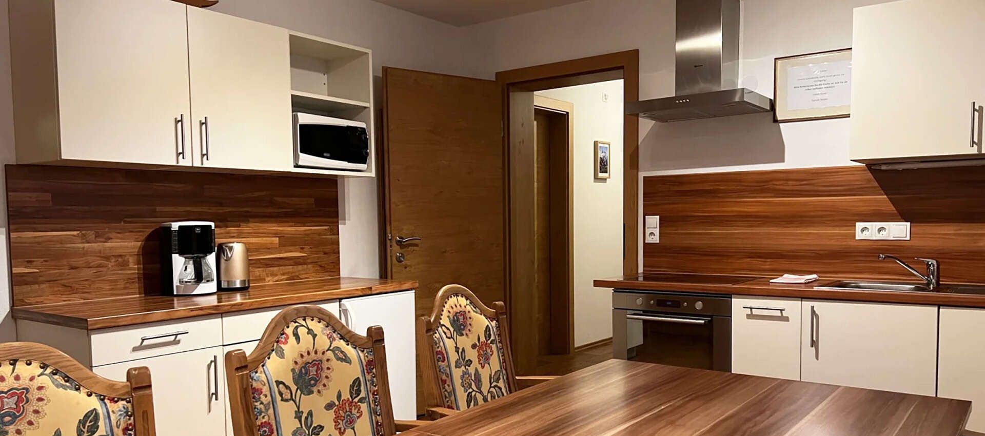 Guest kitchen with dining table in the Jenneweinhof