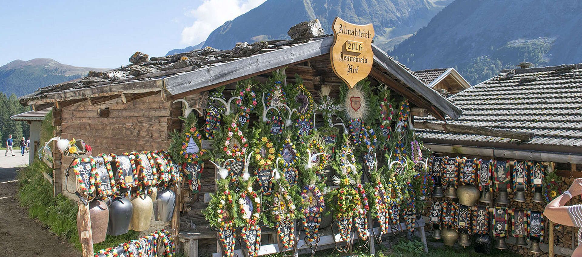 Schmuck der Kühe vom Almabtrieb bei einer Hütte vom Jenneweinhof